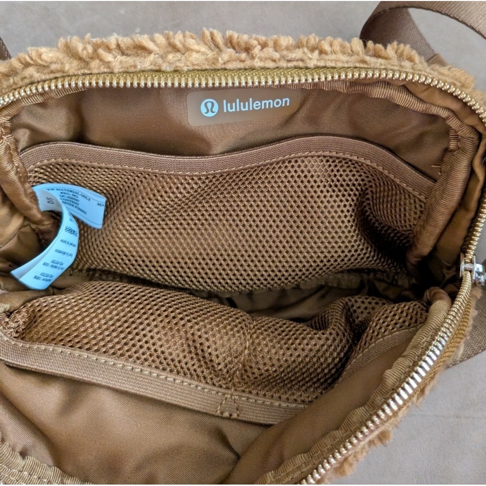 Lululemon Everywhere Belt Bag Fleece - Picture 2 of 3